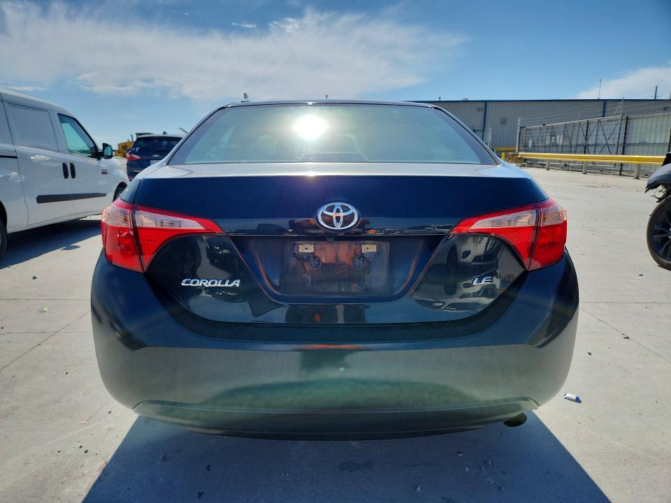 53704996 :رقم المزاد ، 5YFBURHE4JP831655 vin ، 2018 Toyota Corolla مزاد بيع