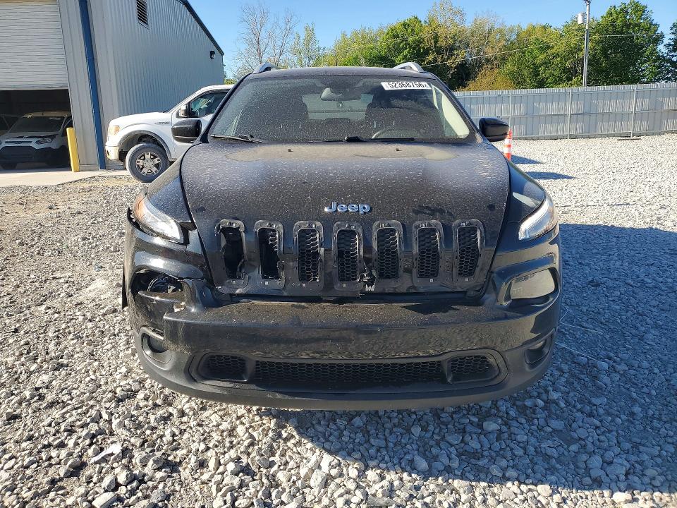 52368756 :رقم المزاد ، 1C4PJMCS7HW563779 vin ، 2017 Jeep Cherokee مزاد بيع