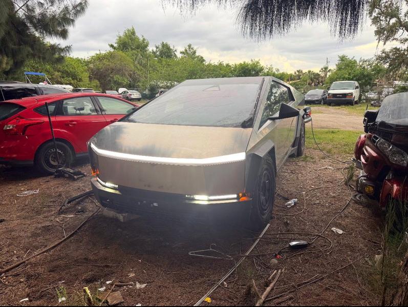 54540336 :رقم المزاد ، 7G2CEHED5RA012985 vin ، 2024 Tesla Cybertruck مزاد بيع