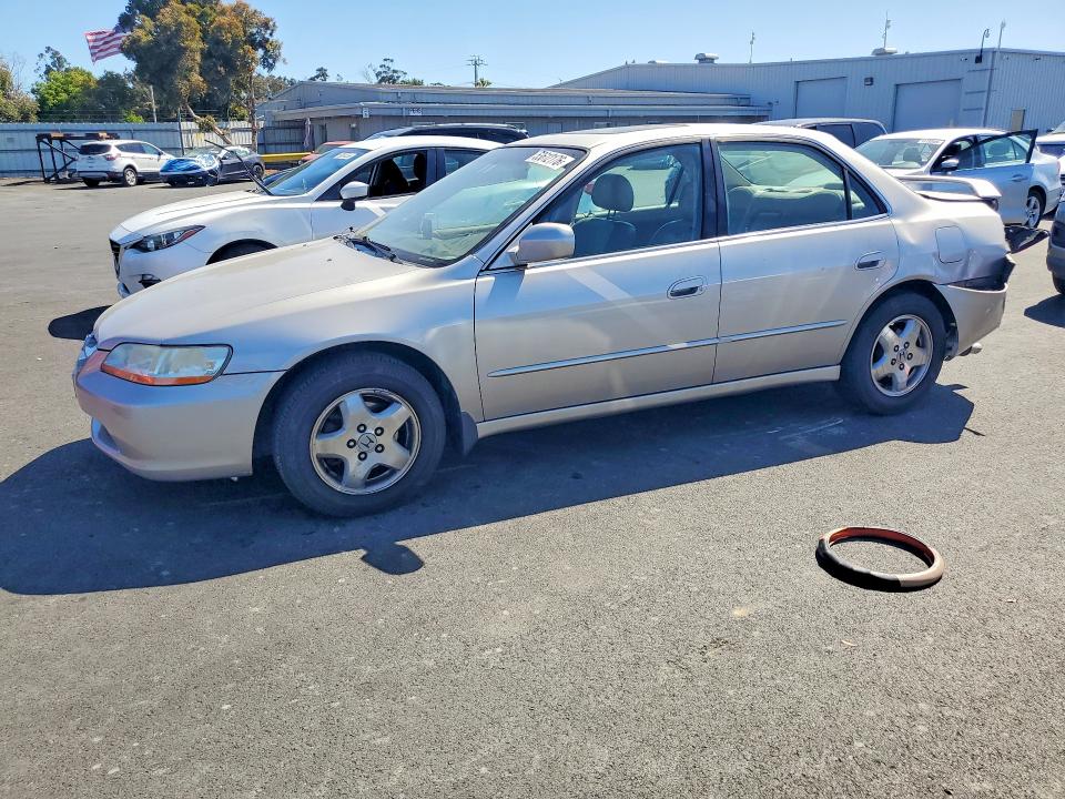 1999 Honda Accord მანქანა იყიდება აუქციონზე, vin: 1HGCG1655XA015813, აუქციონის ნომერი: 53612176