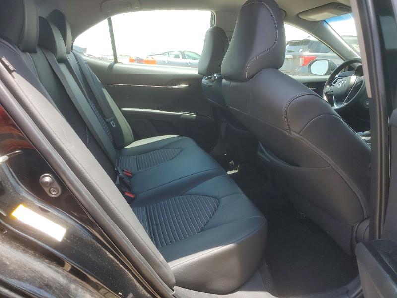 55333826 :رقم المزاد ، 4T1B11HK9JU562194 vin ، 2018 Toyota Camry مزاد بيع