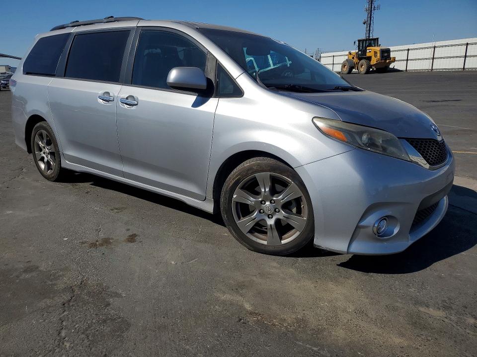 53663076 :رقم المزاد ، 5TDXZ3DC1HS853090 vin ، 2017 Toyota Sienna مزاد بيع