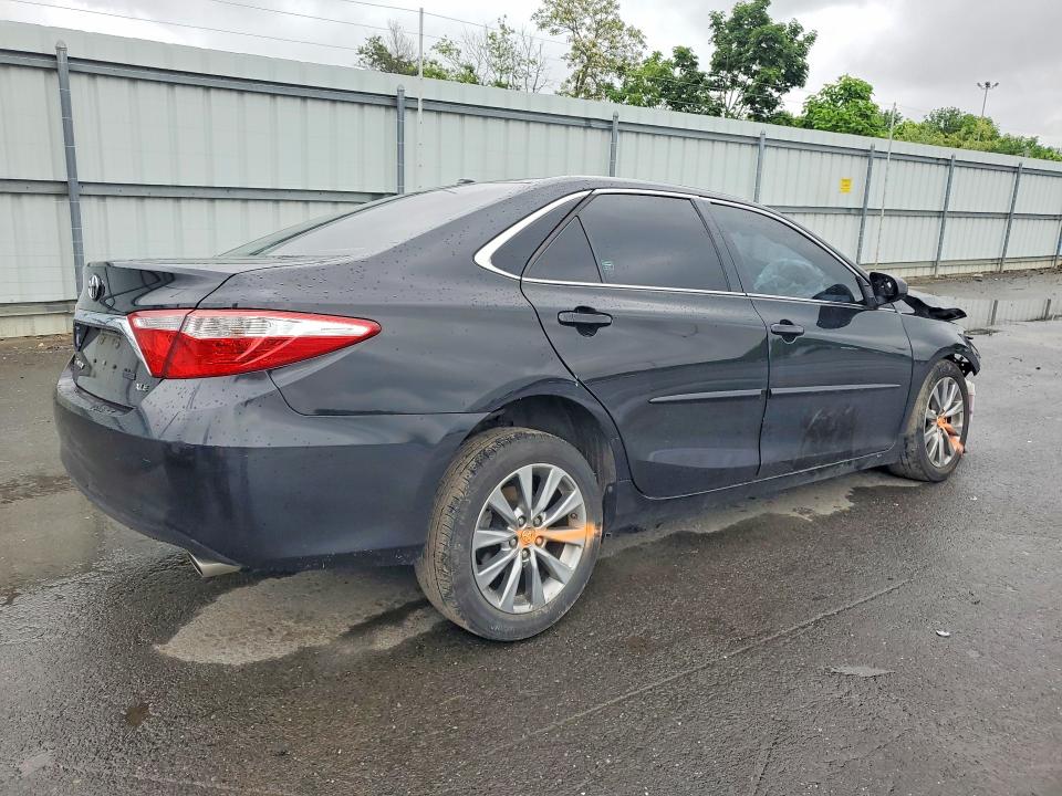 55220266 :رقم المزاد ، 4T1BF1FK9HU655215 vin ، 2017 Toyota Camry مزاد بيع