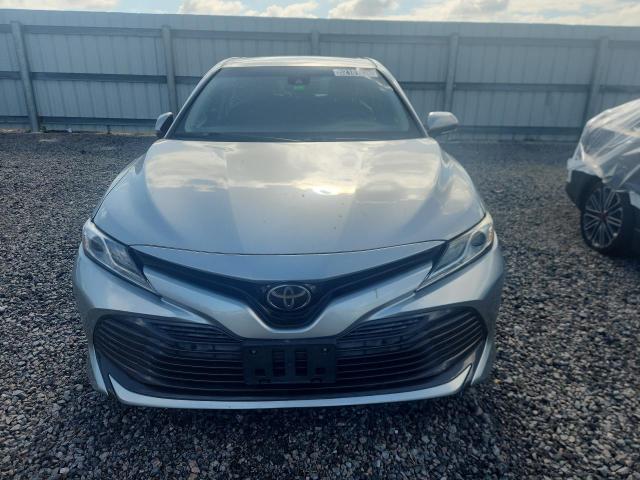 52181036 :رقم المزاد ، 4T1B11HK8JU133032 vin ، 2018 Toyota Camry مزاد بيع