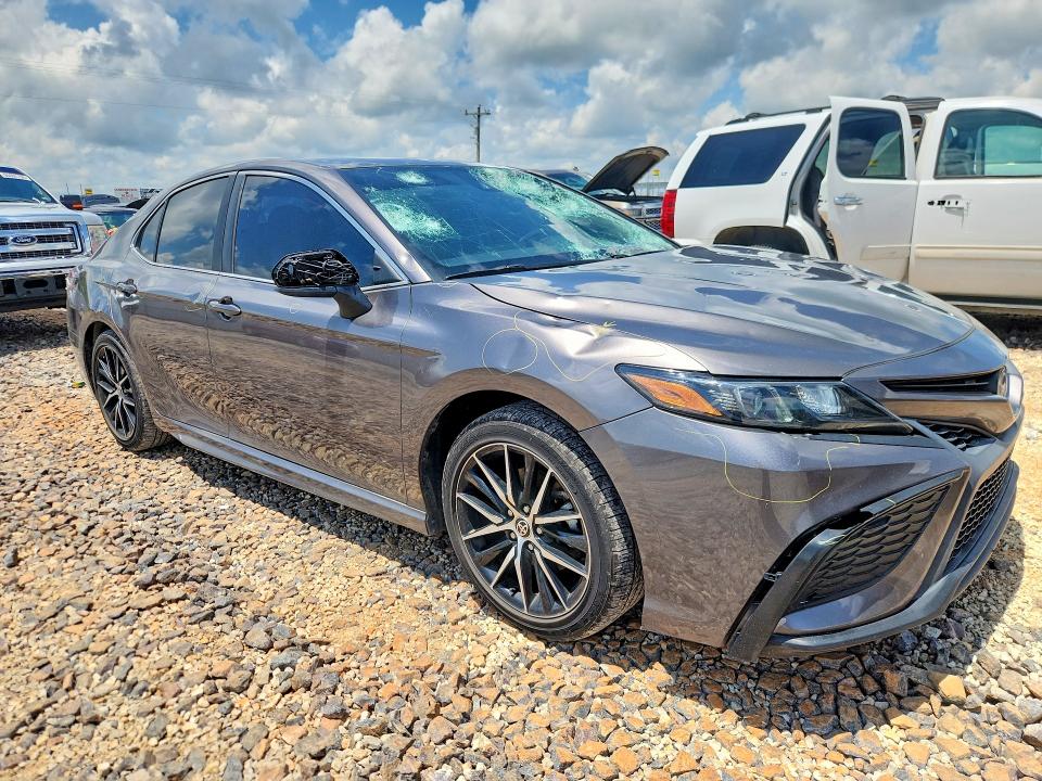 55089616 :رقم المزاد ، 4T1G11AK6MU409213 vin ، 2021 Toyota Camry مزاد بيع