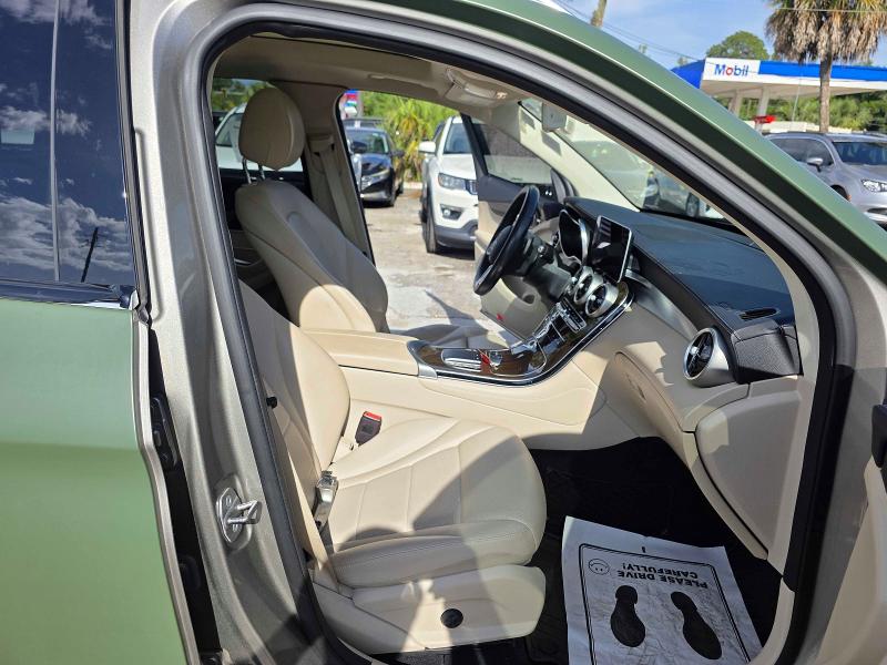 55102626 :رقم المزاد ، W1N0G8DB2LF806731 vin ، 2020 Mercedes-benz Glc مزاد بيع