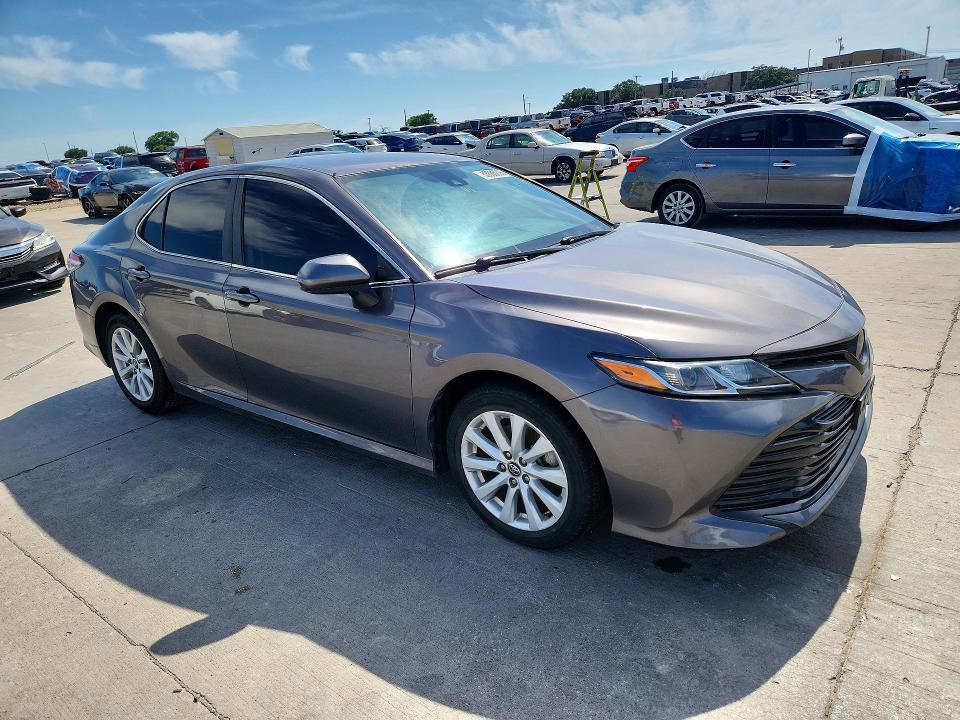 53885226 :رقم المزاد ، 4T1C11AK1LU942941 vin ، 2020 Toyota Camry مزاد بيع