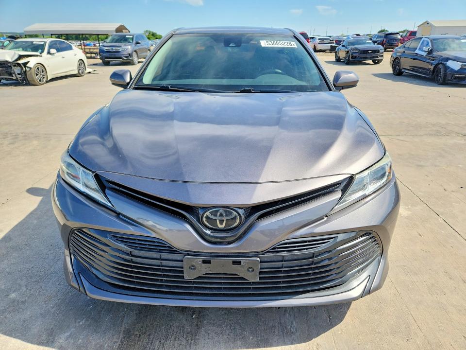 53885226 :رقم المزاد ، 4T1C11AK1LU942941 vin ، 2020 Toyota Camry مزاد بيع