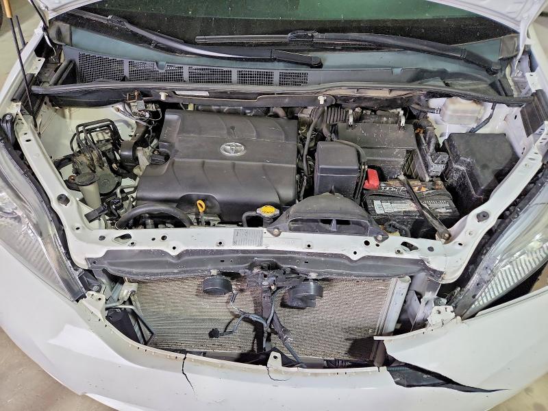 53365046 :رقم المزاد ، 5TDKK3DCXBS090797 vin ، 2011 Toyota Sienna مزاد بيع