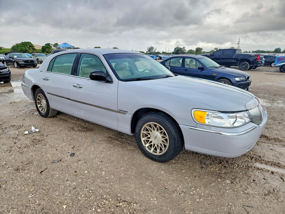 Продажа на аукционе авто 1999 Lincoln Town Car, vin: 1LNHM82W3XY683830, номер лота: 52008886