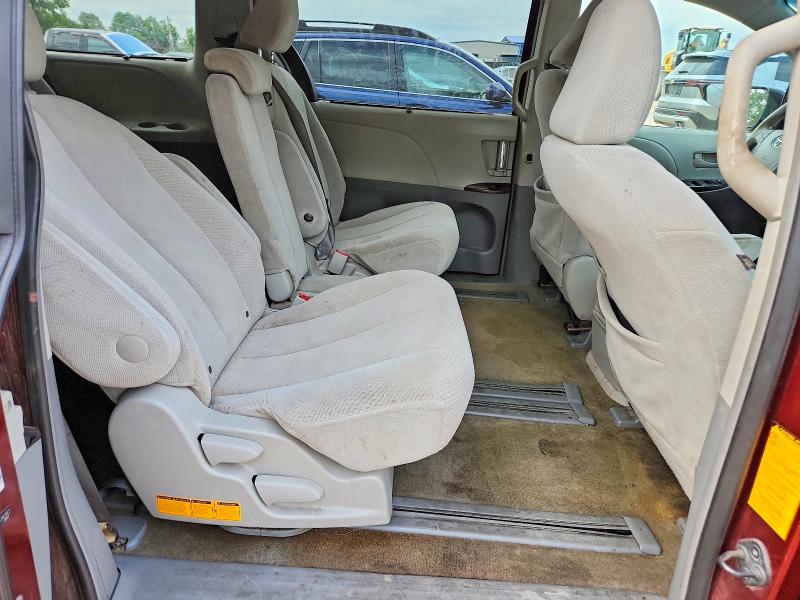 52013526 :رقم المزاد ، 5TDKK3DCXBS142042 vin ، 2011 Toyota Sienna مزاد بيع