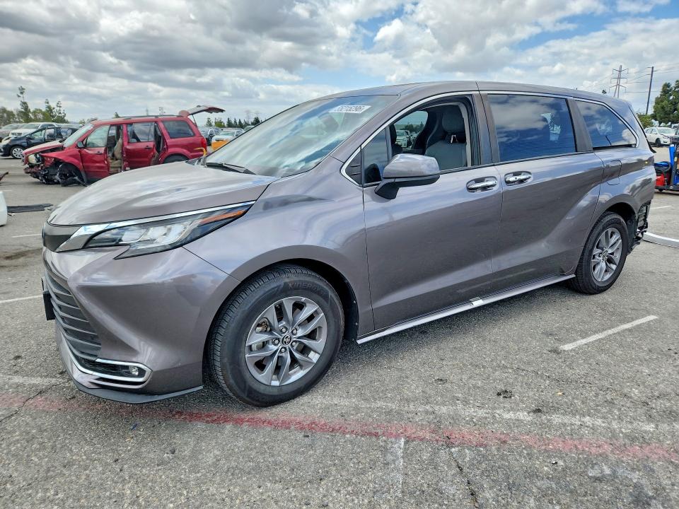 Auction sale of the 2022 Toyota Sienna, vin: 5TDYRKEC4NS108827, lot number: 55215296