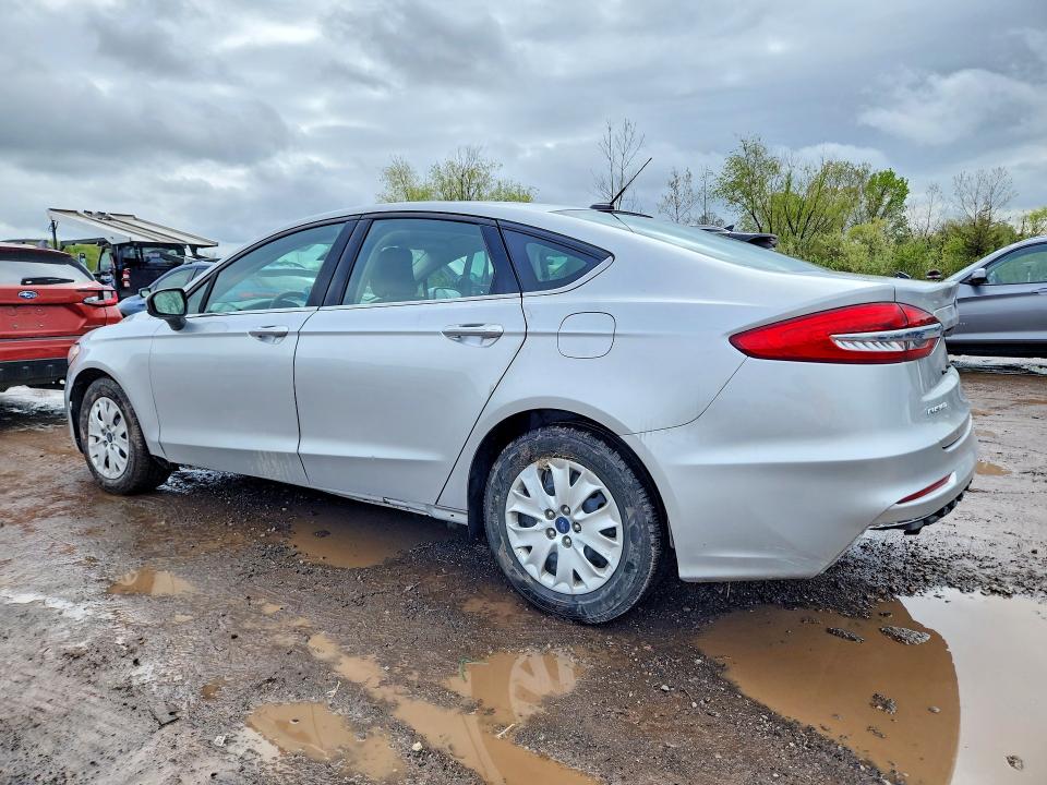 52232916 :رقم المزاد ، 3FA6P0G71KR268072 vin ، 2019 Ford Fusion مزاد بيع
