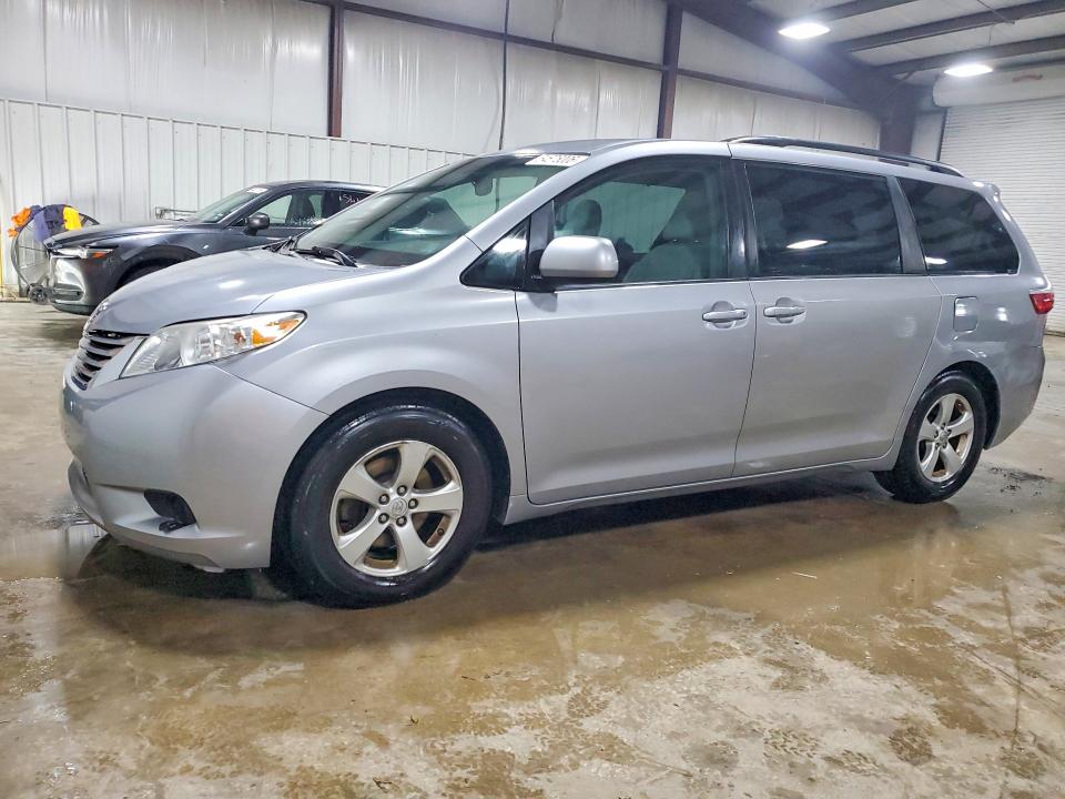 54676006 :رقم المزاد ، 5TDKK3DCXFS583983 vin ، 2015 Toyota Sienna مزاد بيع