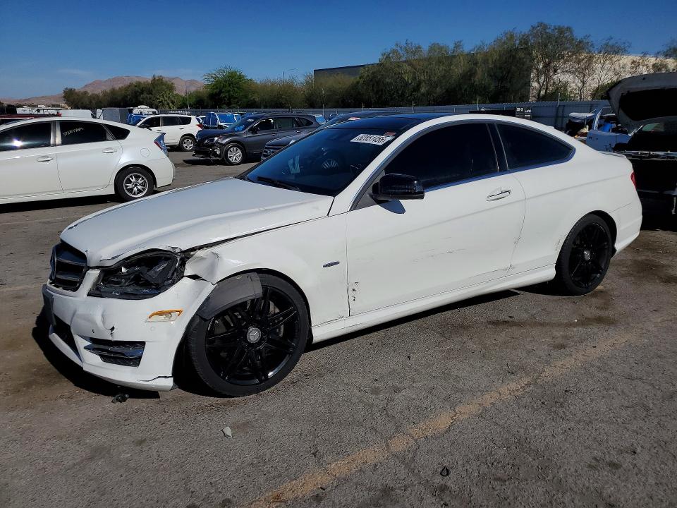 2015 Mercedes-benz C მანქანა იყიდება აუქციონზე, vin: WDDGJ4HB7FG389458, აუქციონის ნომერი: 52851456