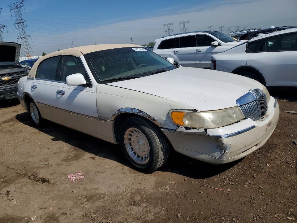 2000 Lincoln Town Car მანქანა იყიდება აუქციონზე, vin: 1LNHM81W8YY798846, აუქციონის ნომერი: 52224226
