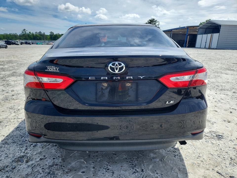 55010736 :رقم المزاد ، 4T1B11HK2JU629671 vin ، 2018 Toyota Camry مزاد بيع