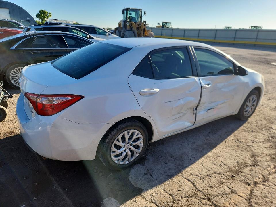 52185256 :رقم المزاد ، 5YFBURHE0JP749826 vin ، 2018 Toyota Corolla مزاد بيع