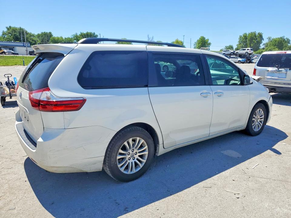 53788906 :رقم المزاد ، 5TDYZ3DC2HS821415 vin ، 2017 Toyota Sienna مزاد بيع