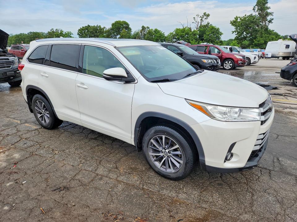 Продажа на аукционе авто 2018 Toyota Highlander, vin: 5TDJZRFH0JS834442, номер лота: 54199586