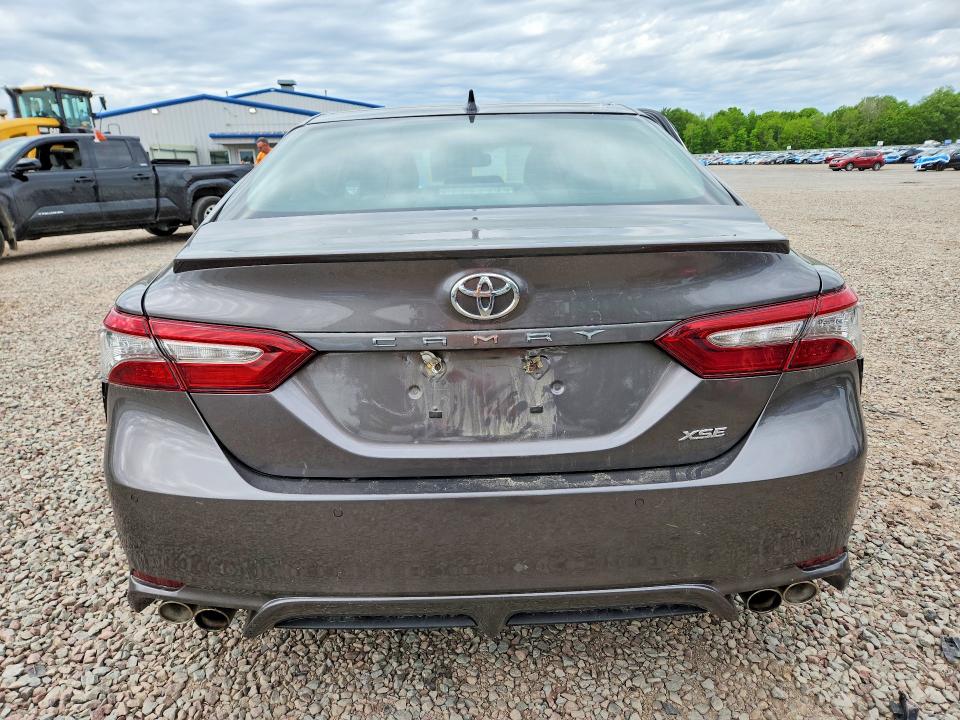 55244066 :رقم المزاد ، 4T1BZ1HK0JU018918 vin ، 2018 Toyota Camry مزاد بيع
