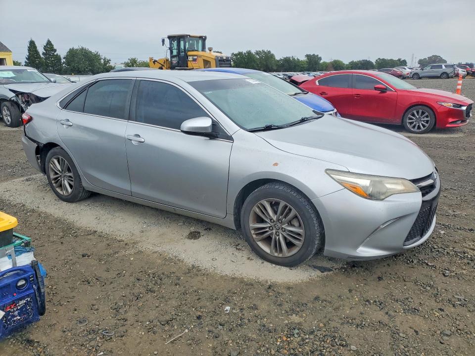 52358846 :رقم المزاد ، 4T1BF1FK5FU977315 vin ، 2015 Toyota Camry مزاد بيع