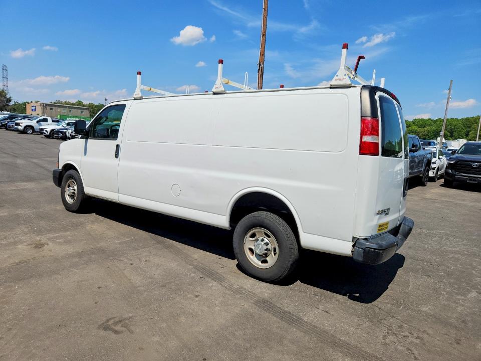 53214376 :رقم المزاد ، 1GCWGBFF8H1117358 vin ، 2017 Chevrolet Express G2500 مزاد بيع