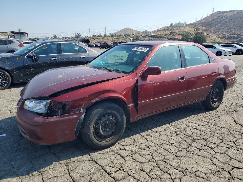 53105616 :رقم المزاد ، 4T1BG22K5YU655916 vin ، 2000 Toyota Camry مزاد بيع
