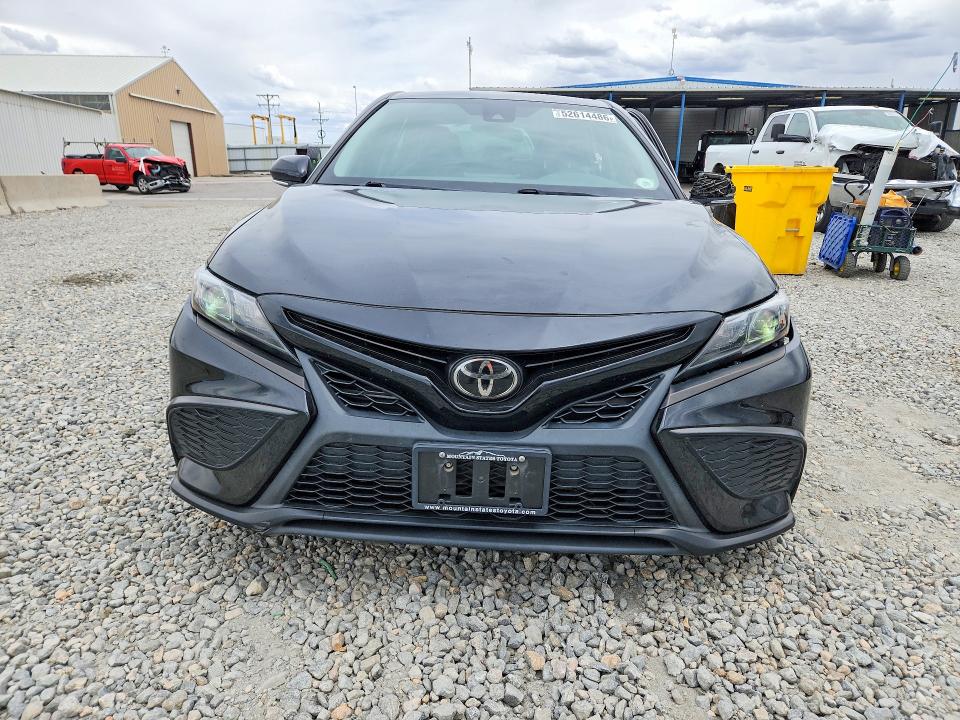 52614486 :رقم المزاد ، 4T1G11AK1NU018133 vin ، 2022 Toyota Camry مزاد بيع