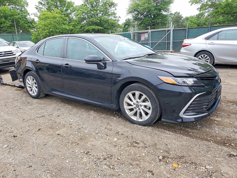 54490566 :رقم المزاد ، 4T1C11AK3MU482697 vin ، 2021 Toyota Camry مزاد بيع