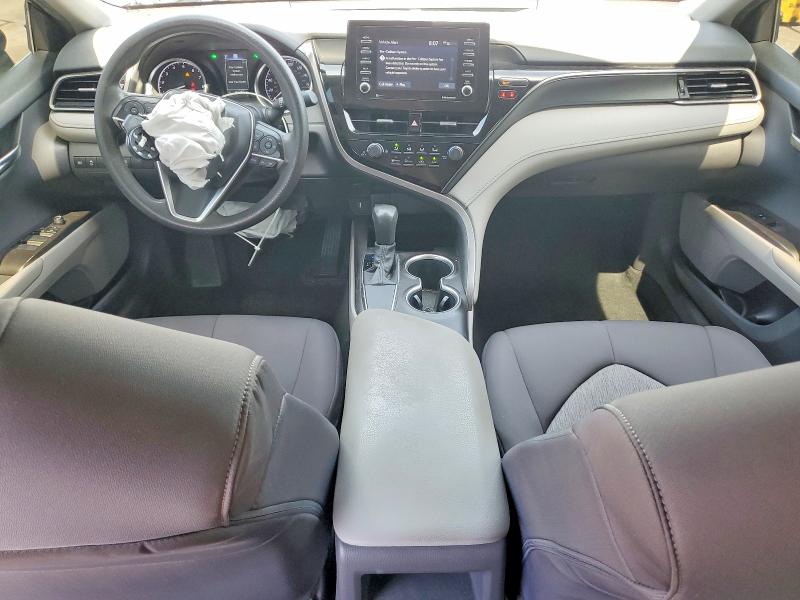 52733896 :رقم المزاد ، 4T1C11AK6MU490678 vin ، 2021 Toyota Camry مزاد بيع