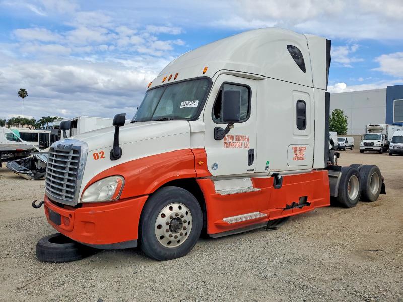 52485246 :رقم المزاد ، 3AKJGLD58FSGJ0369 vin ، 2015 Freigliner Cascadia 125 مزاد بيع