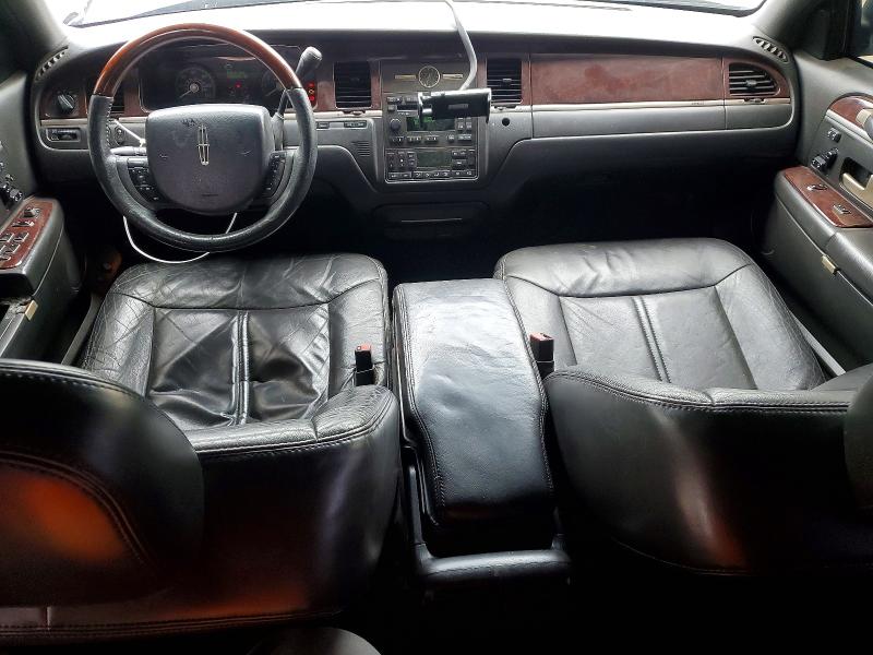 55561226 :رقم المزاد ، 1LNHM82W26Y646556 vin ، 2006 Linc Town Car مزاد بيع