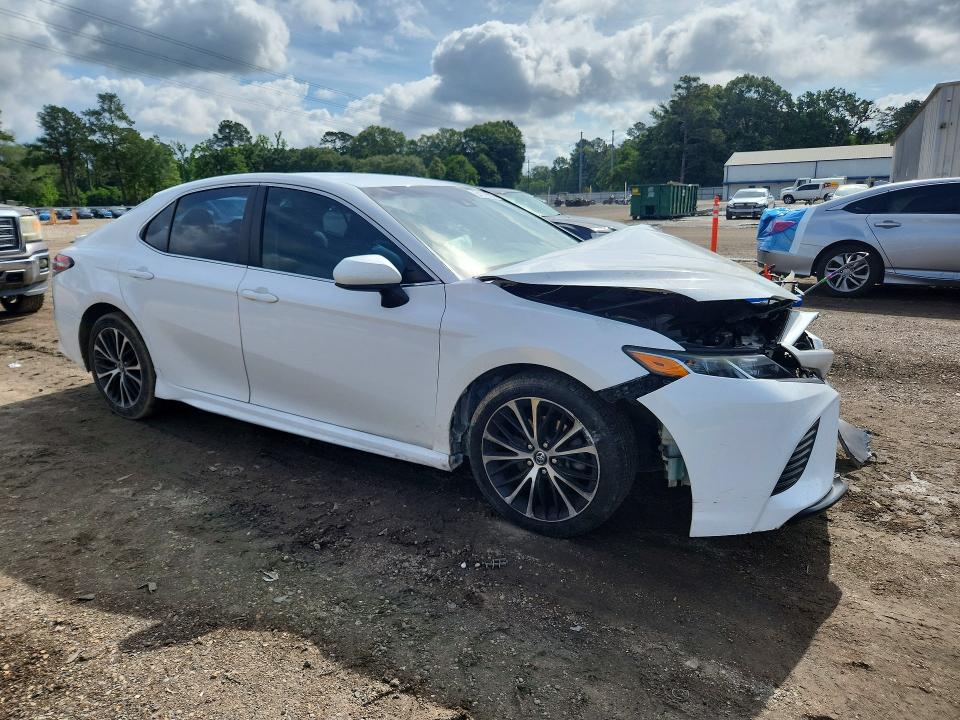 54776926 :رقم المزاد ، 4T1B11HK8JU057604 vin ، 2018 Toyota Camry مزاد بيع