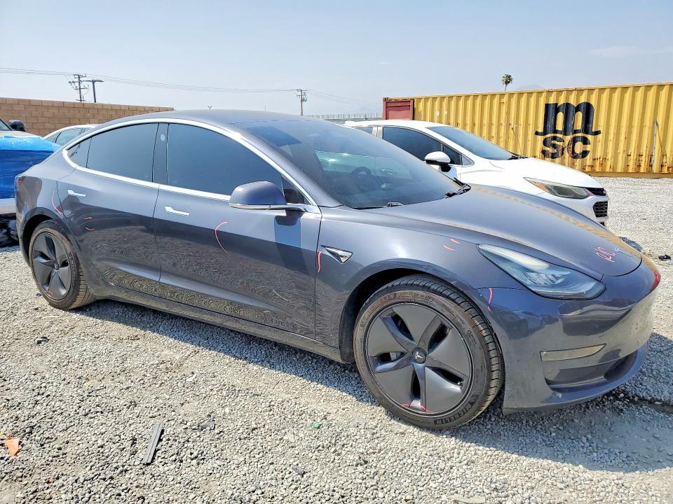 52870786 :رقم المزاد ، 5YJ3E1EA4JF045418 vin ، 2018 Tesla Model 3 مزاد بيع