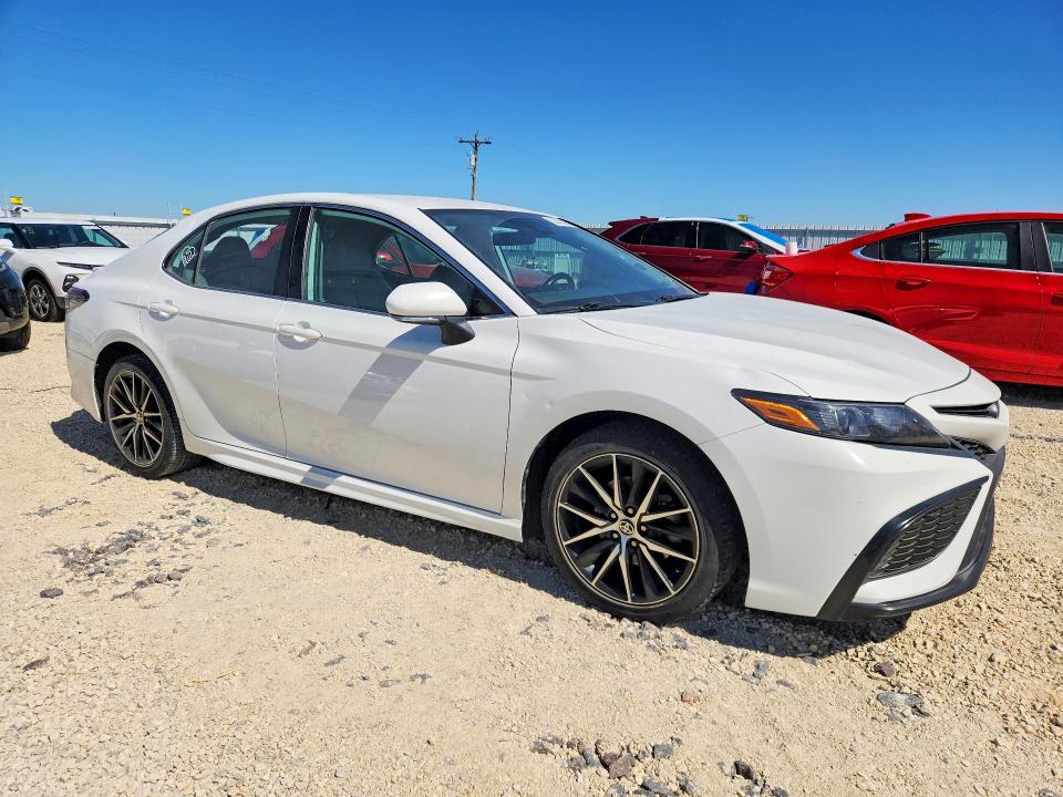 52810406 :رقم المزاد ، 4T1G11AK4NU713738 vin ، 2022 Toyota Camry مزاد بيع