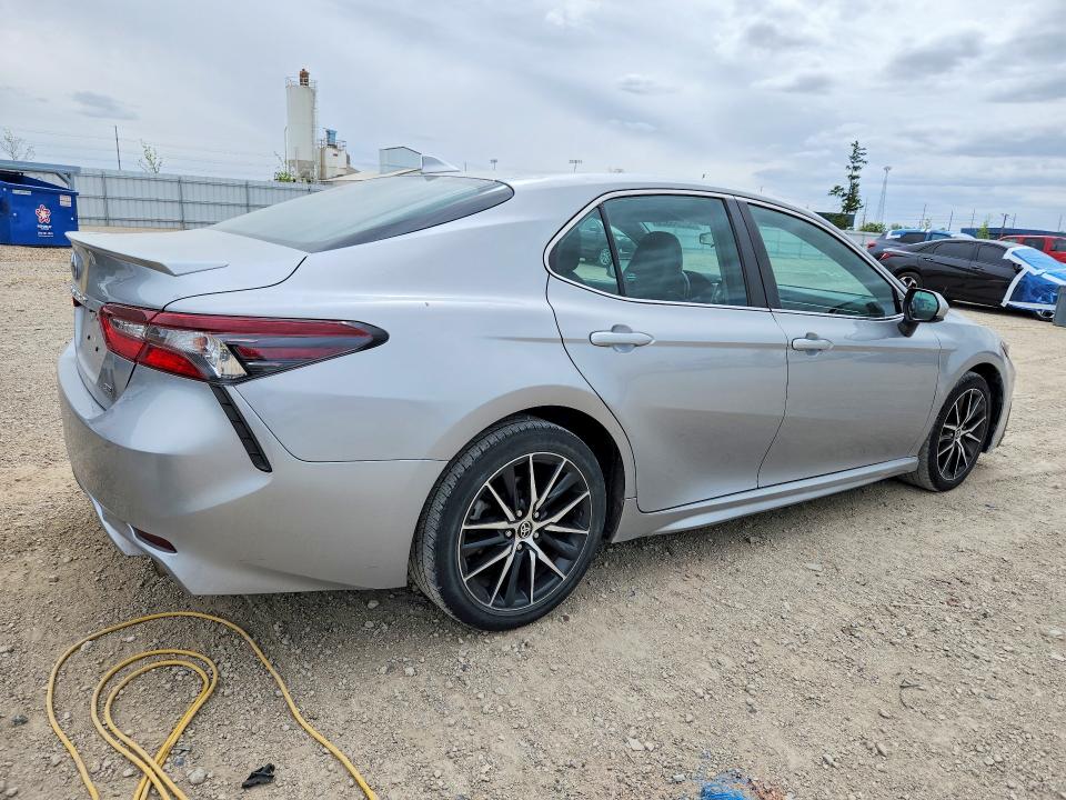 52366826 :رقم المزاد ، 4T1G11AK7MU517985 vin ، 2021 Toyota Camry مزاد بيع