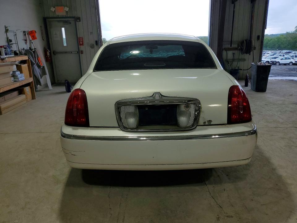 54022106 :رقم المزاد ، 1LNHM82W52Y640311 vin ، 2002 Lincoln Town Car مزاد بيع
