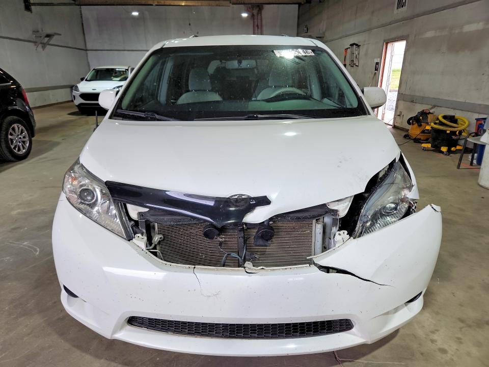 53365046 :رقم المزاد ، 5TDKK3DCXBS090797 vin ، 2011 Toyota Sienna مزاد بيع