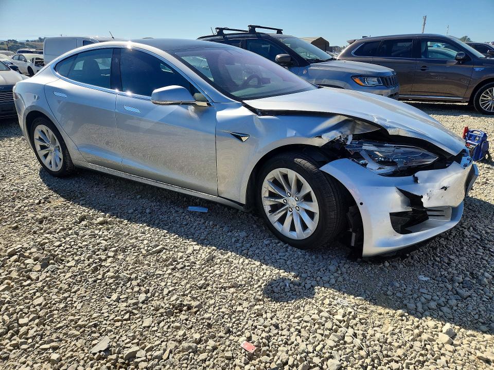 52951056 :رقم المزاد ، 5YJSA1E24HF232071 vin ، 2017 Tesla Model S مزاد بيع