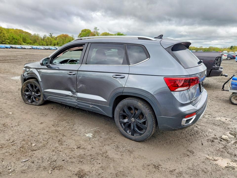 53734696 :رقم المزاد ، 3VVLX7B2XNM098718 vin ، 2022 Volkswagen Taos مزاد بيع