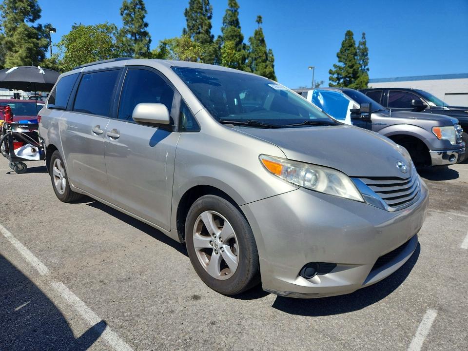 52964166 :رقم المزاد ، 5TDKK3DC6GS715073 vin ، 2016 Toyota Sienna مزاد بيع