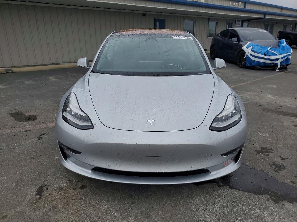 52513306 :رقم المزاد ، 5YJ3E1EA1JF048499 vin ، 2018 Tesla Model 3 مزاد بيع