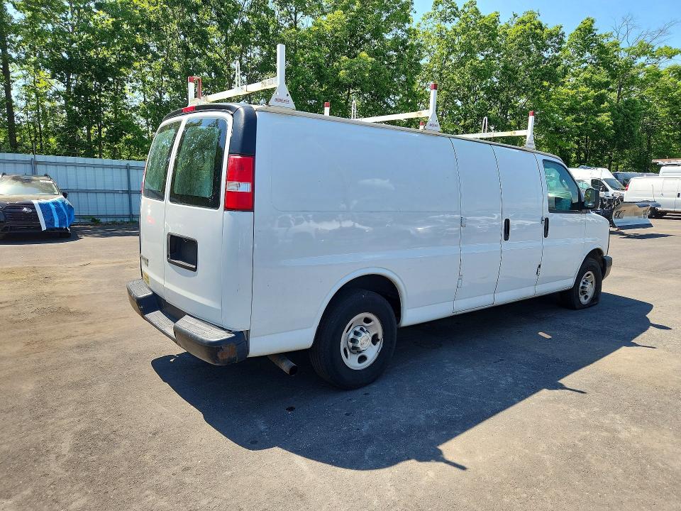 53214376 :رقم المزاد ، 1GCWGBFF8H1117358 vin ، 2017 Chevrolet Express G2500 مزاد بيع