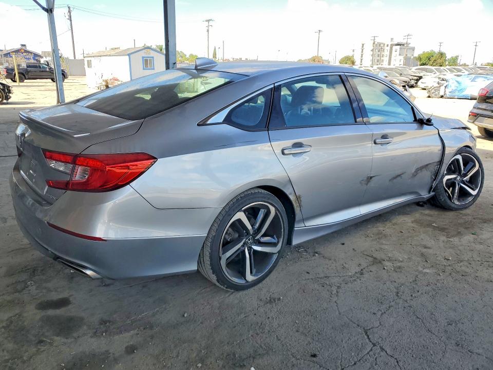55615896 :رقم المزاد ، 1HGCV1F3XJA252535 vin ، 2018 Honda Accord مزاد بيع