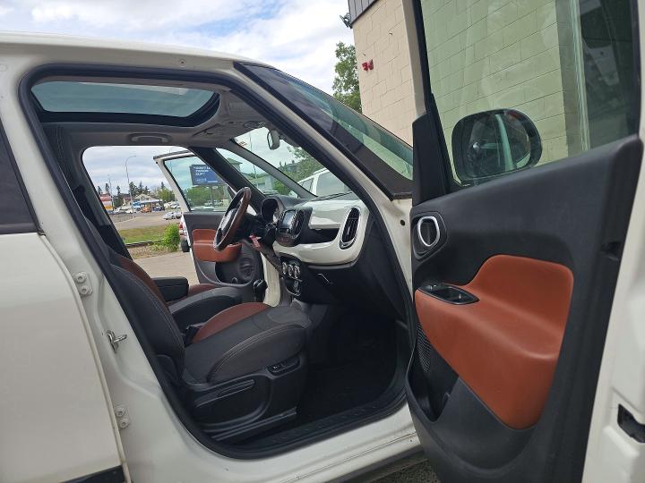 55843026 :رقم المزاد ، ZFBCFADH2FZ033879 vin ، 2015 Fiat 500l مزاد بيع