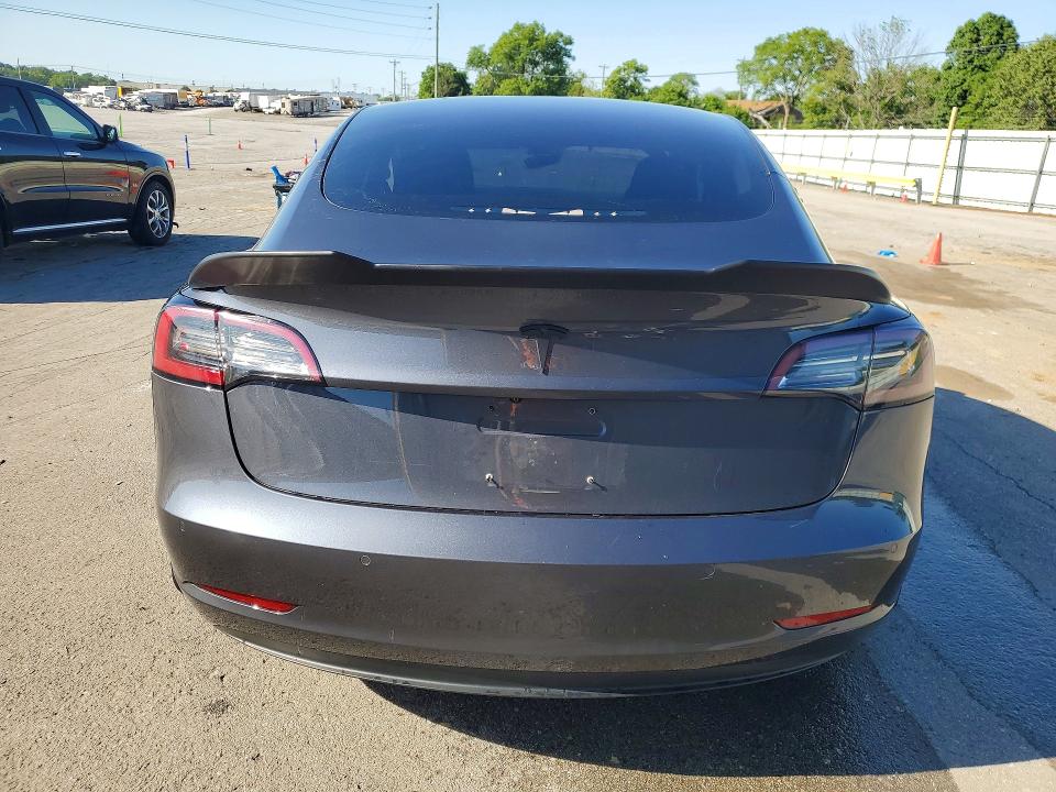 53342526 :رقم المزاد ، 5YJ3E1EAXJF028137 vin ، 2018 Tesla Model 3 مزاد بيع