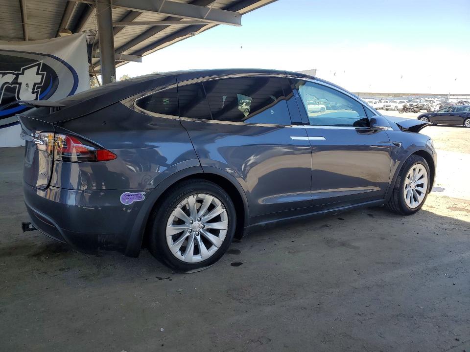 54188636 :رقم المزاد ، 5YJXCAE22JF139572 vin ، 2018 Tesla Model X مزاد بيع