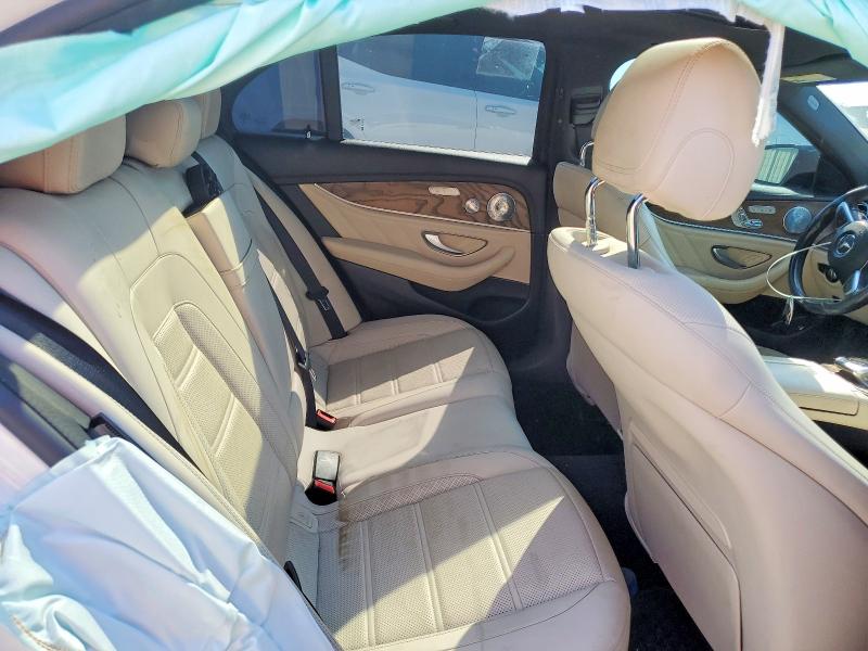 53261506 :رقم المزاد ، WDDZF6EB2JA402039 vin ، 2018 Mercedes-benz E مزاد بيع