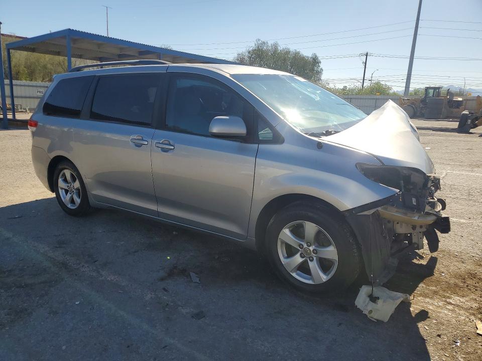 53366736 :رقم المزاد ، 5TDKK3DC8BS011904 vin ، 2011 Toyota Sienna مزاد بيع